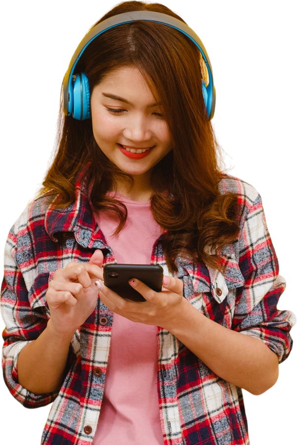 Joven sonriendo mientras usa su celular con audifonos, revisando su portafolio en TalentHub